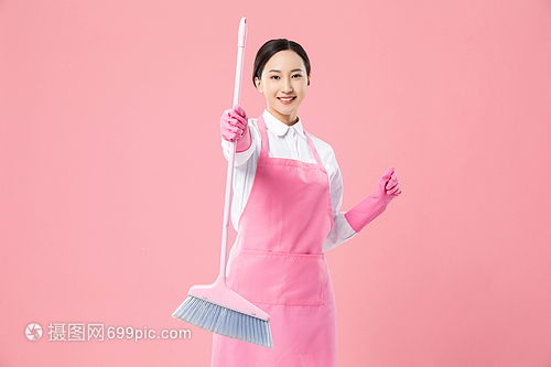 她用一把扫帚撑起一个家——记家政服务女性李秀兰的故事